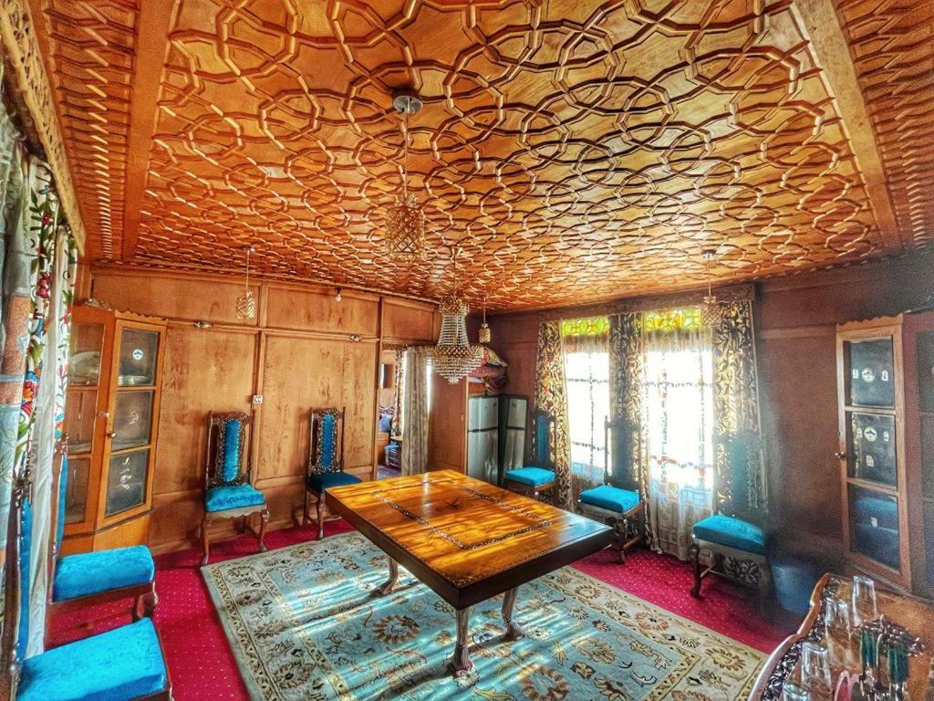 Nazneen Group Of Houseboats Srīnagar Extérieur photo